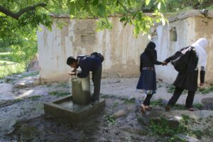 ＜できたばかりの水道から水を飲む。山水を学校のそばの村に引いたものだ。自分たちで必要なものを作る。それが人の基本的な生活だろうー2014年撮影＞